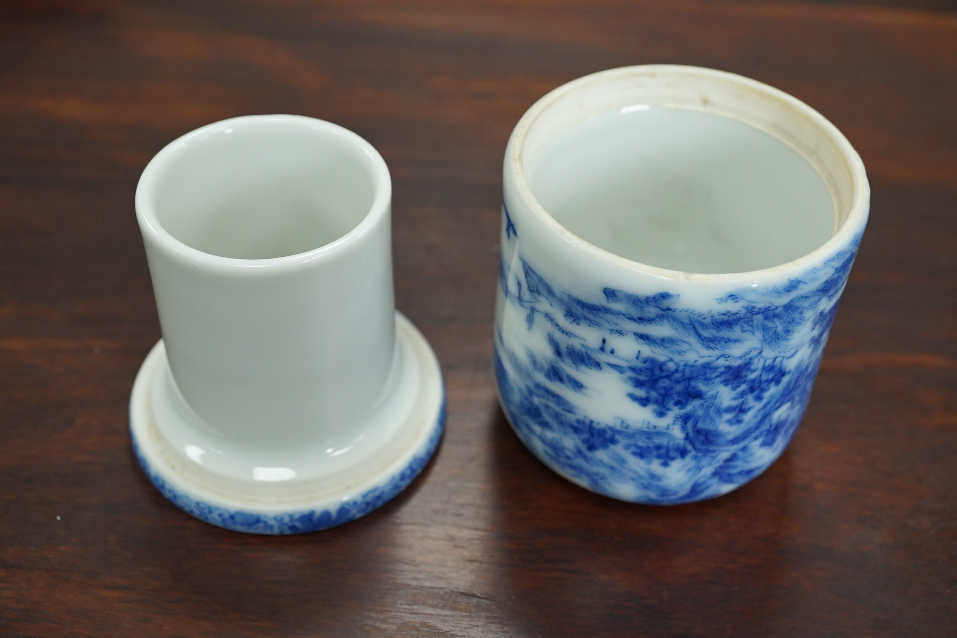 A Chinese blue and white container, Yongzheng seal mark, Republic period